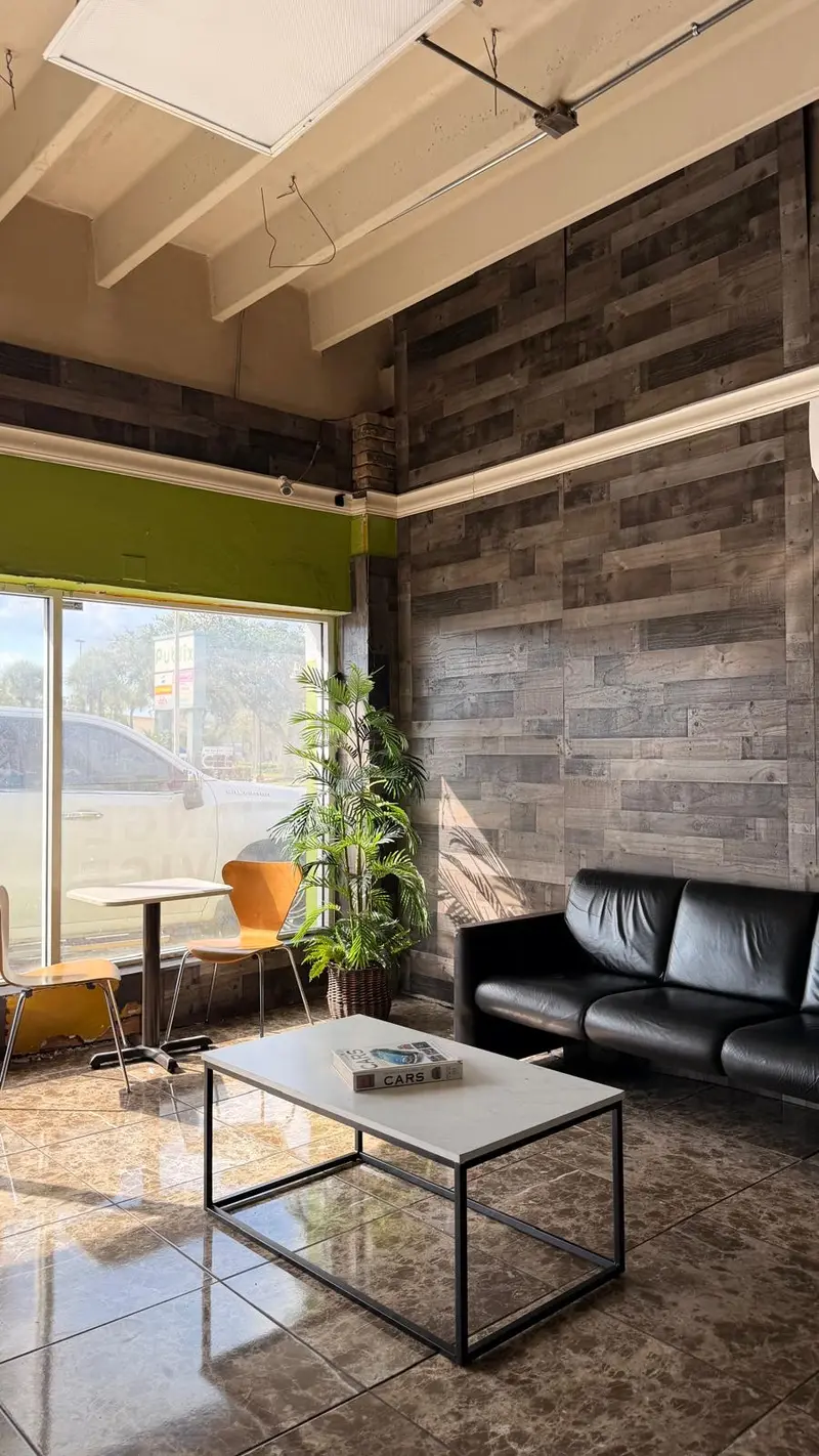 Customer waiting lounge at Auto Tire Rivera